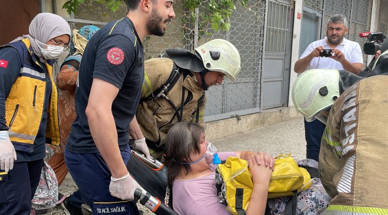 Ataşehir'de yangında mahsun kalanlar kurtarıldı