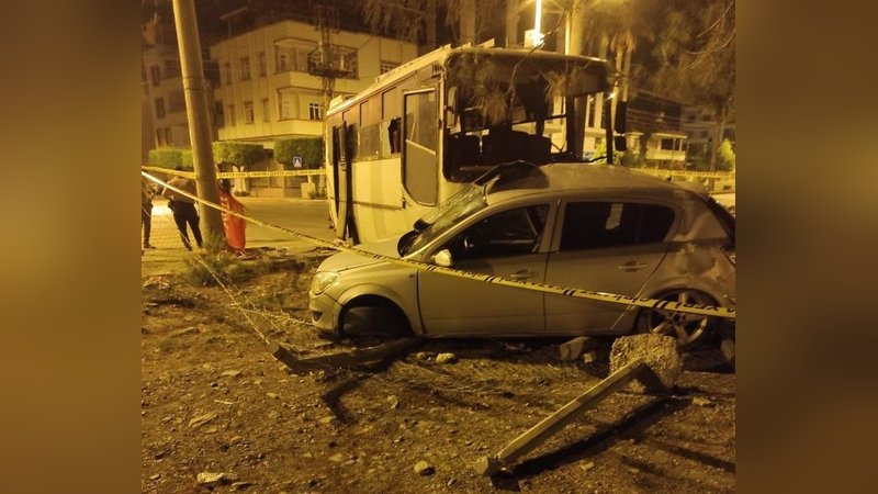 Hatay'da işçi servisi ile otomobil çarpıştı: 1 ölü, 25 yaralı