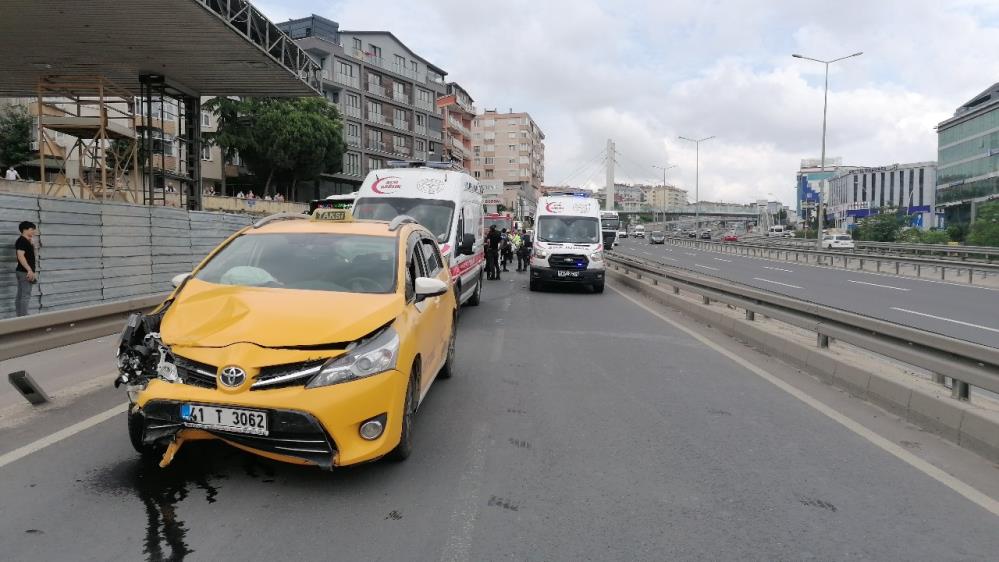 Otomobilde sıkışan iki kız kardeşi itfaiye ekipleri kurtardı
