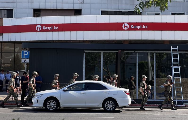 Kazakistan’da rehin alınan banka çalışanları kurtarıldı