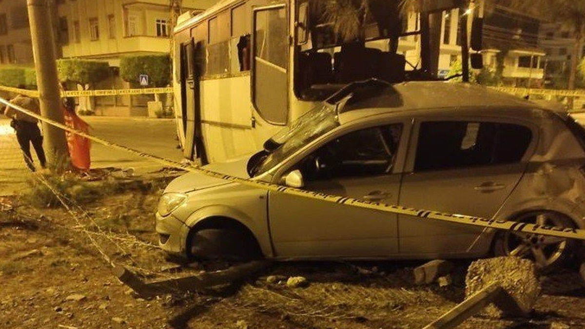 Hatay'da tarım işçilerini taşıyan midibüs kaza yaptı: 1 ölü, 24 yaralı