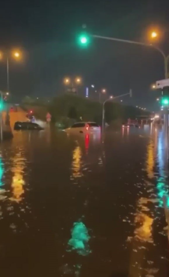 İzmir'de yoğun yağıştan sonra sel