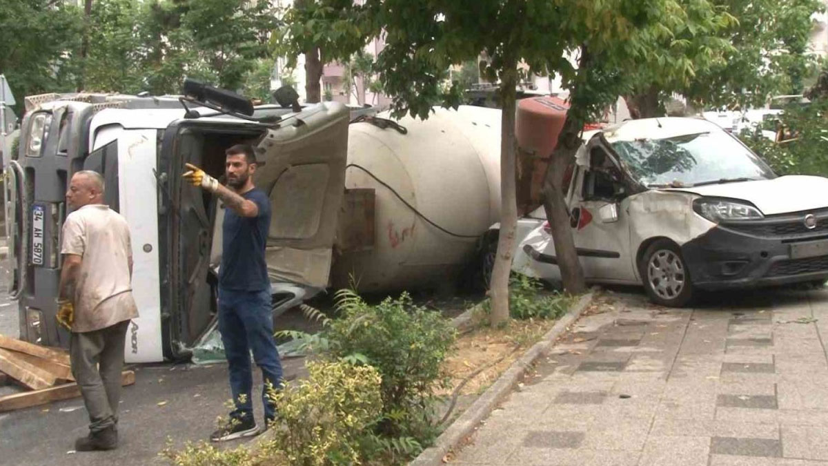 Kadıköy'de beton mikseri felaketi: 4 araç kağıt gibi ezildi