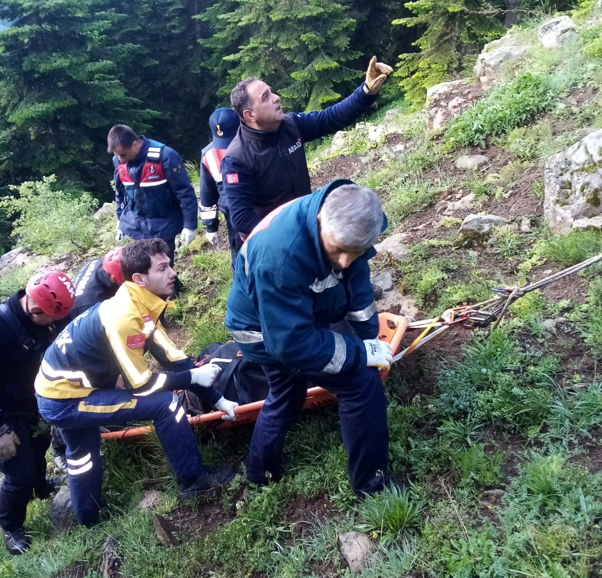 Uçuruma yuvarlanan hafif ticari aracın sürücüsü öldü