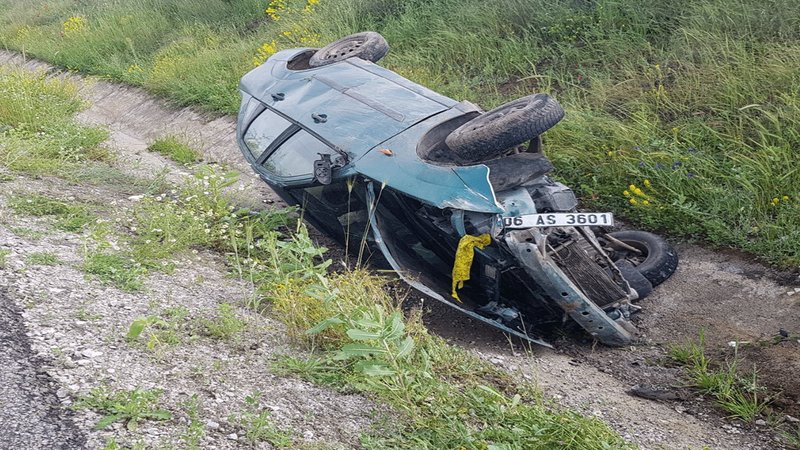 Otomobil şarampole devrildi