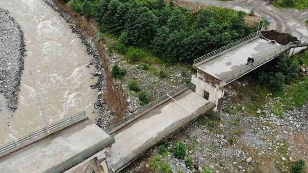 İki köyü birbirine bağlayan köprü çöktü