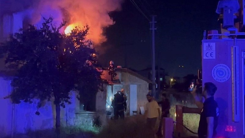 Babasını darp edip evi ateşe verdi