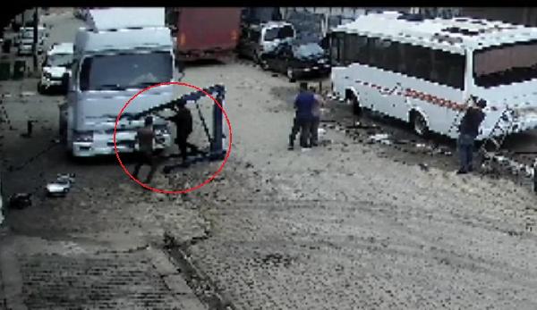 Tırın altında kalmaktan son anda kurtuldular