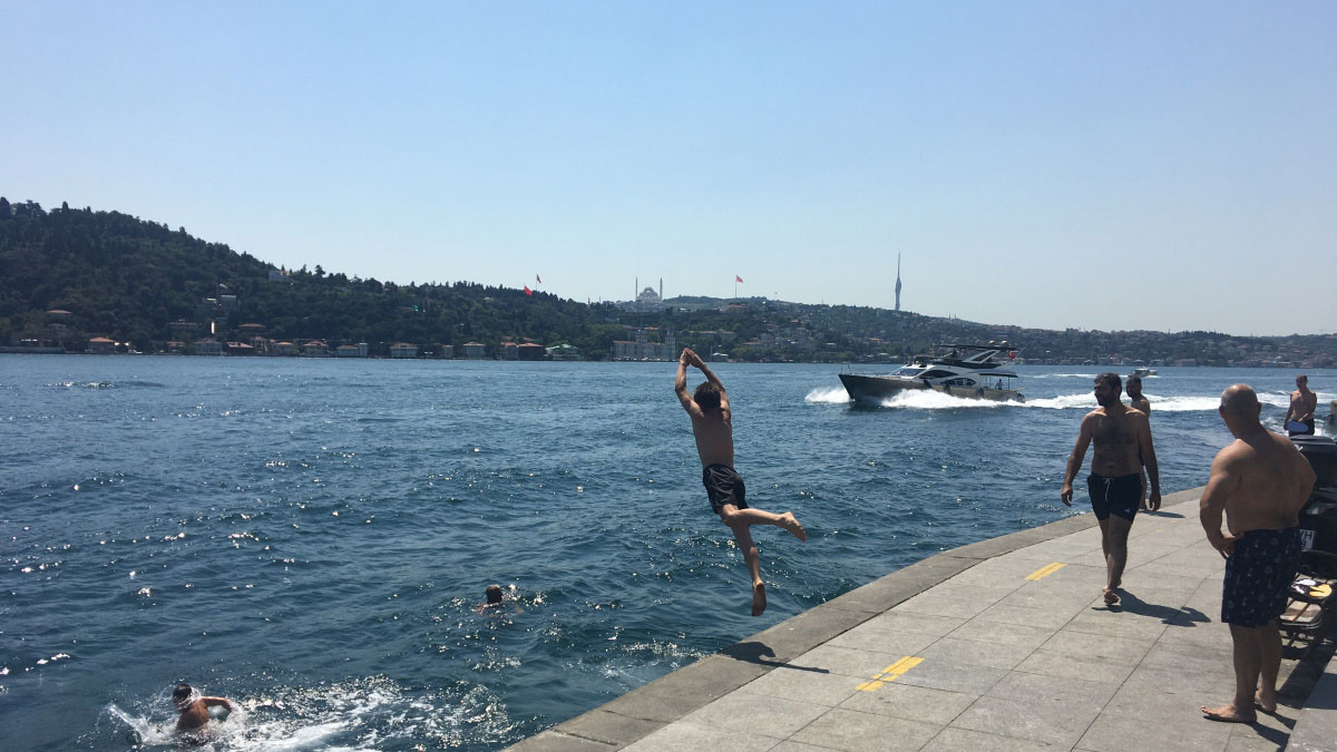 Belirli yerler hariç, İstanbul'da sahilde denize girmek yasaklandı