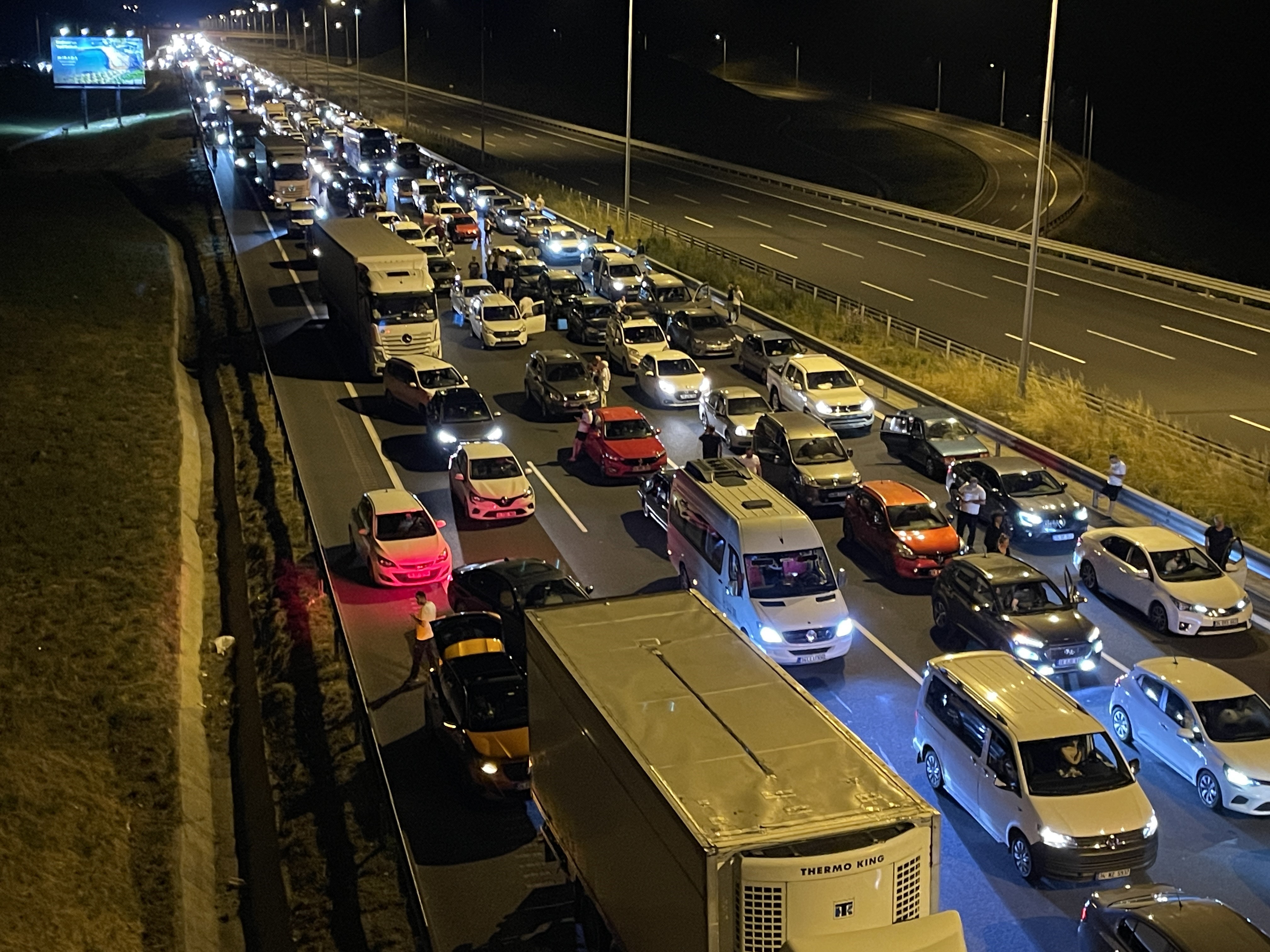 Kuzey Marmara Otoyolu'nda araçlar kontak kapattı