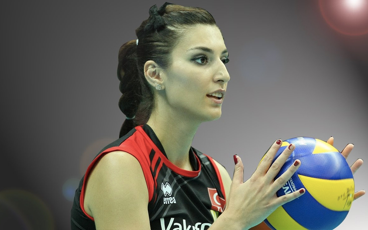 Eski milli voleybolcu'nun babası son yolculuğuna uğurlandı