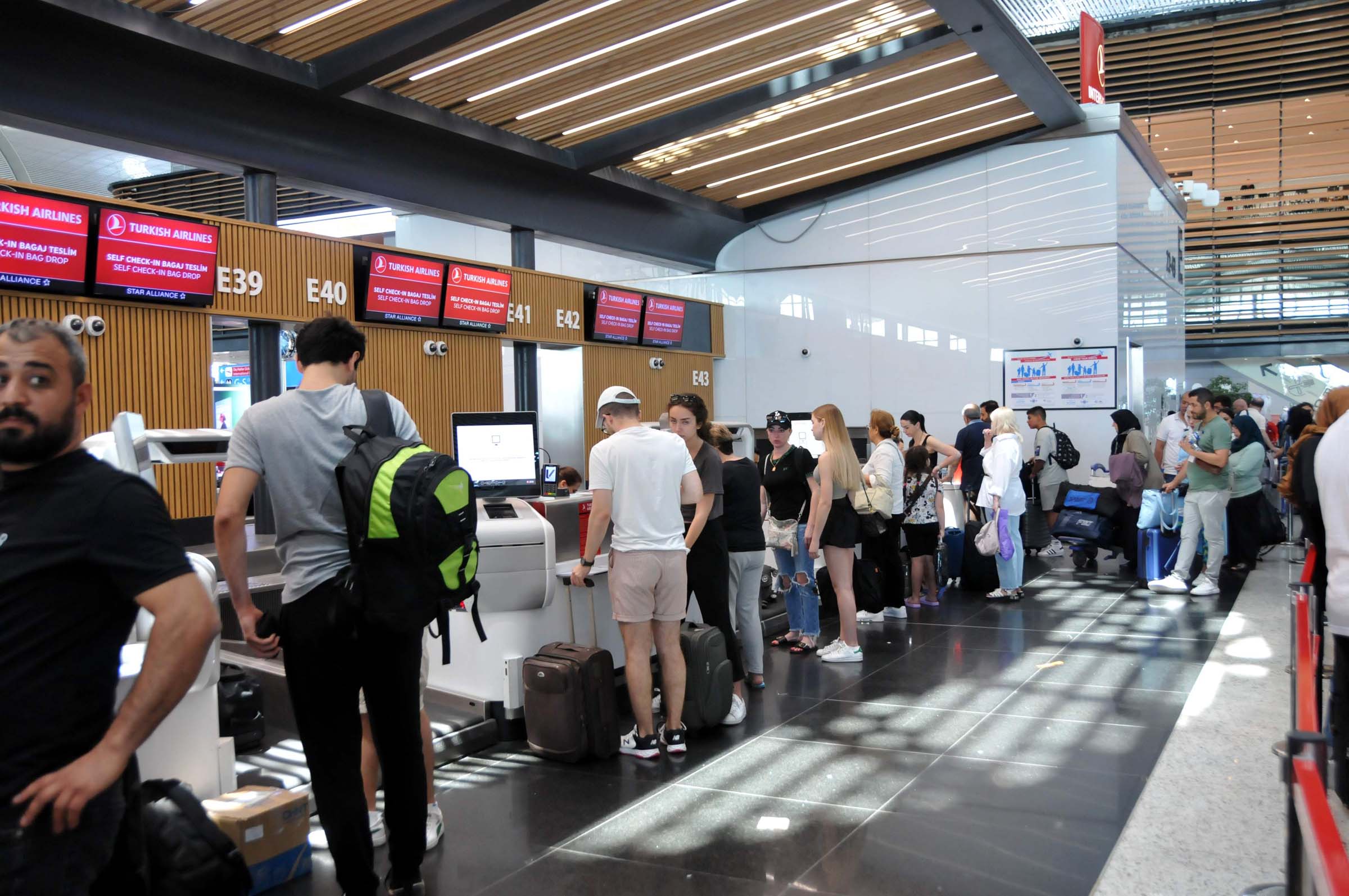 İstanbul Havalimanı'ndan bugün 251 bin 737 yolcu seyahat edecek