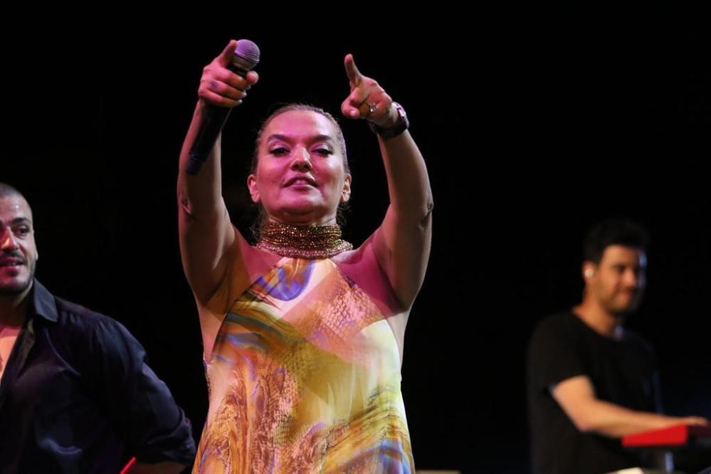 Demet Akalın Kaş'ta konser verdi