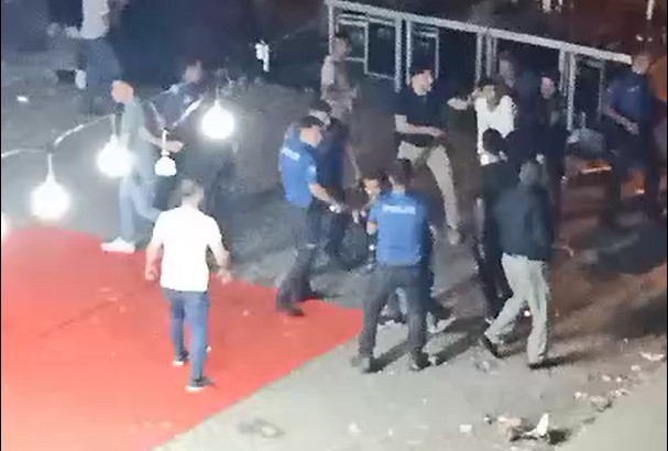 Düğün ekibi savaş ekibine dönüştü polise baltayla ve sopayla saldırdı