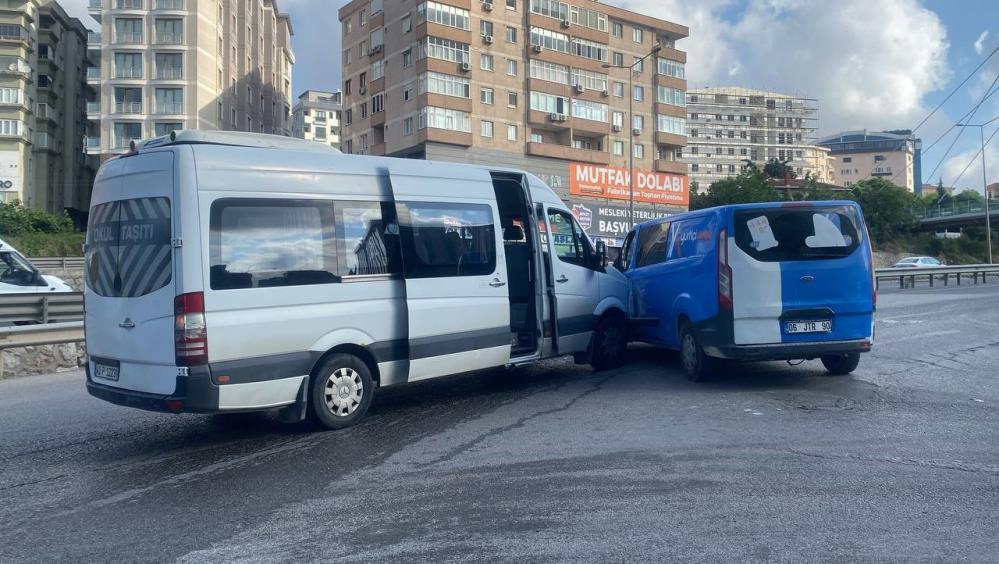 İşçi servisi ile kargo midibüsü çarpıştı: 4 yaralı