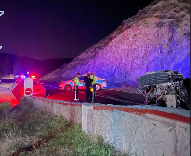Kaza sonrası otomobilinden inen yaralı sürücüye, başka araç çarptı