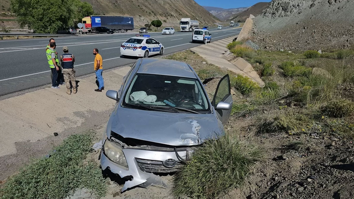 Erzincan'da feci kaza: 1 ölü 3 yaralı