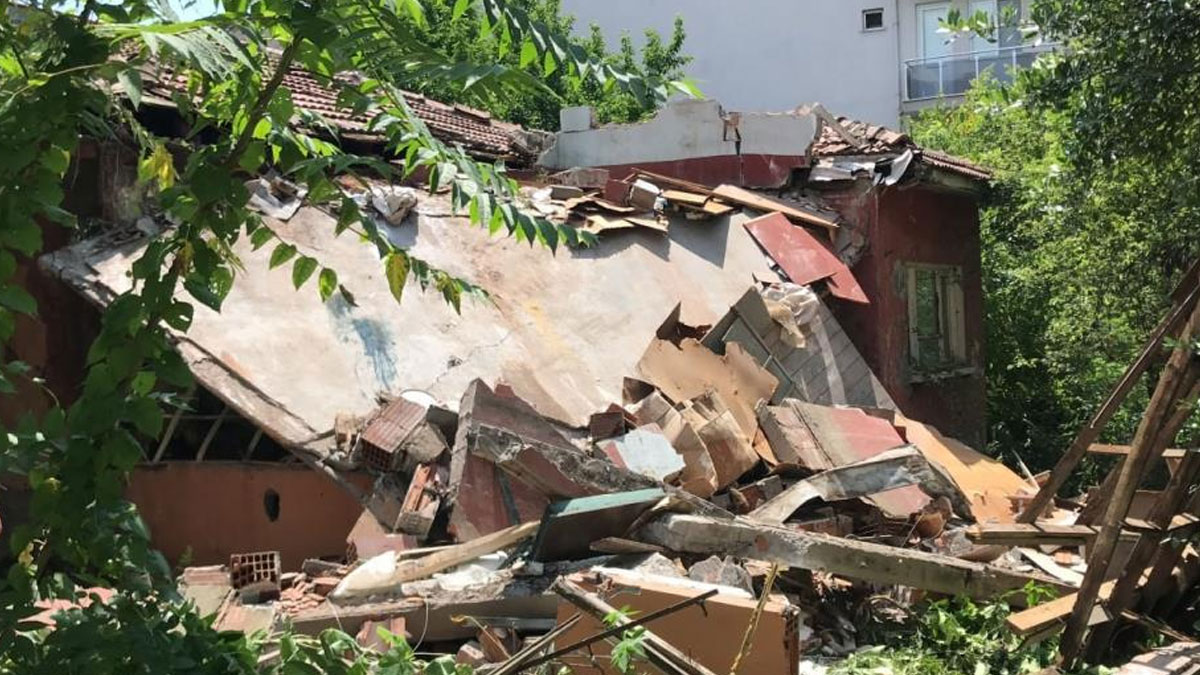Kocaeli'de metruk ev çöktü: 2 ölü