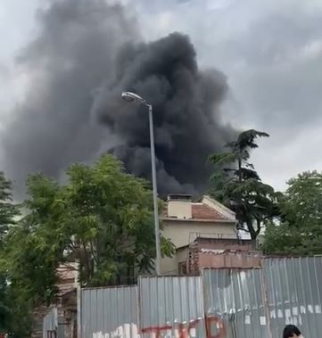 Fatih'te ahşap binada çıkan yangın hasara yol açtı