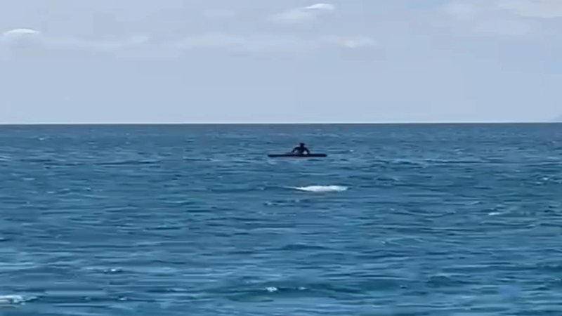 Deniz yatağında uyuyakaldı, 4 mil açıkta kurtarıldı