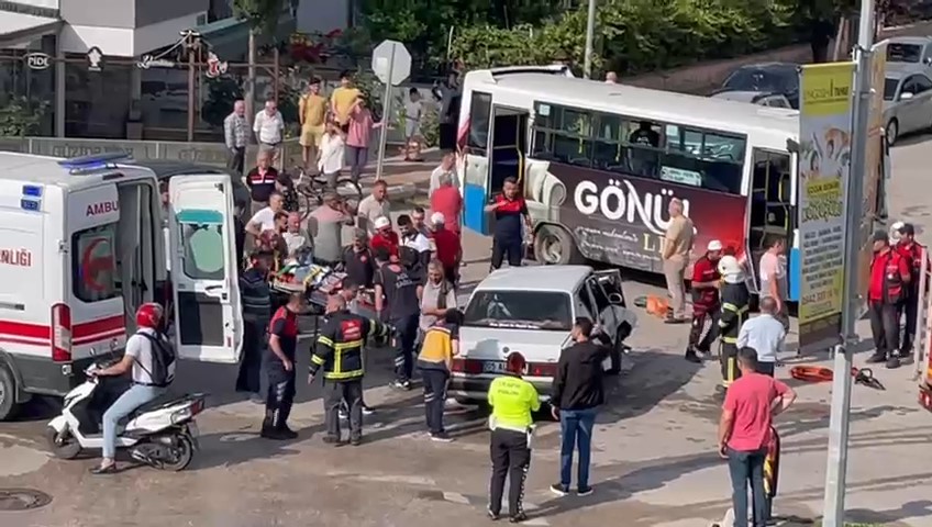 Amasya’da halk otobüsüyle otomobil çarpıştı
