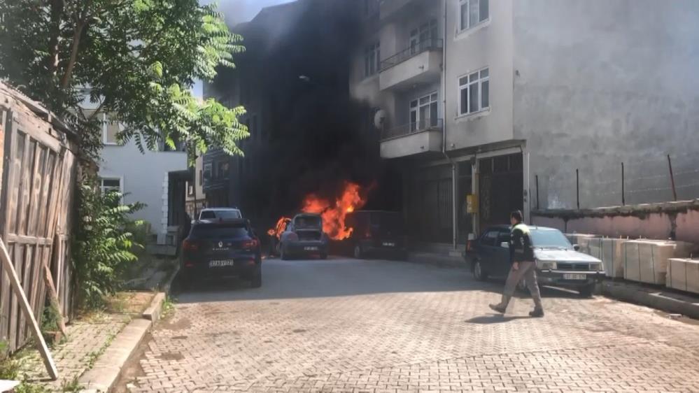 Seyir halindeki otomobil alev alev yandı