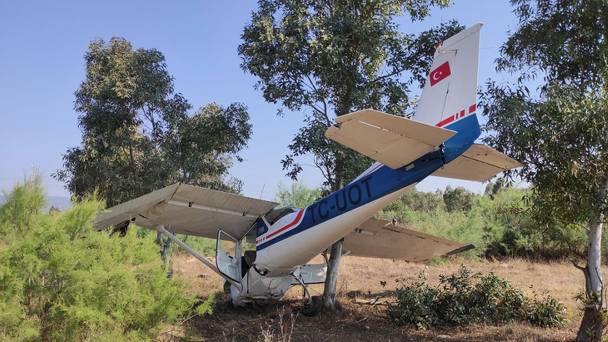 İzmir'de eğitim uçağı boş araziye zorunlu iniş yaptı: 2 yaralı
