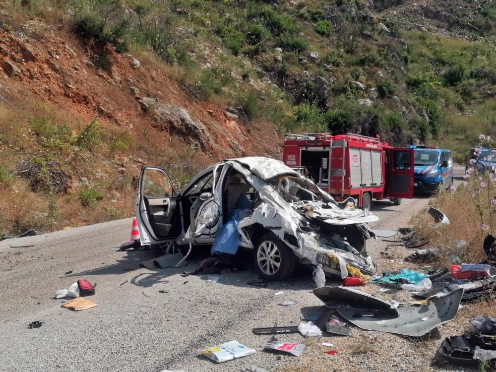Antalya’da feci kaza: 2 ölü, 1’i ağır 3 yaralı