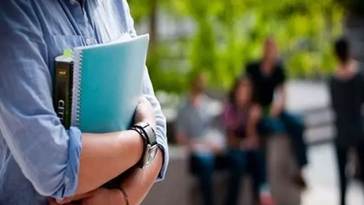 Ünlü oyuncu, 1000 öğrenciye 8 yıl burs verecek