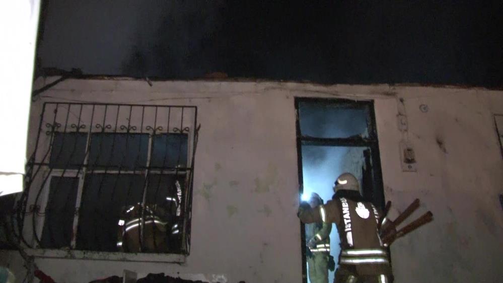 Beykoz’da tek katlı ev alev alev yandı