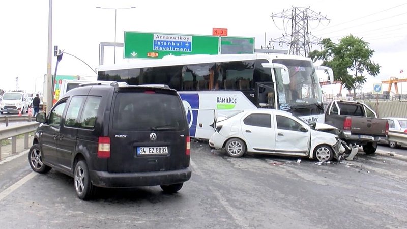 Arnavutköy'de faciadan dönüldü: Karşı şeride geçen otobüs çok sayıda araca çarptı