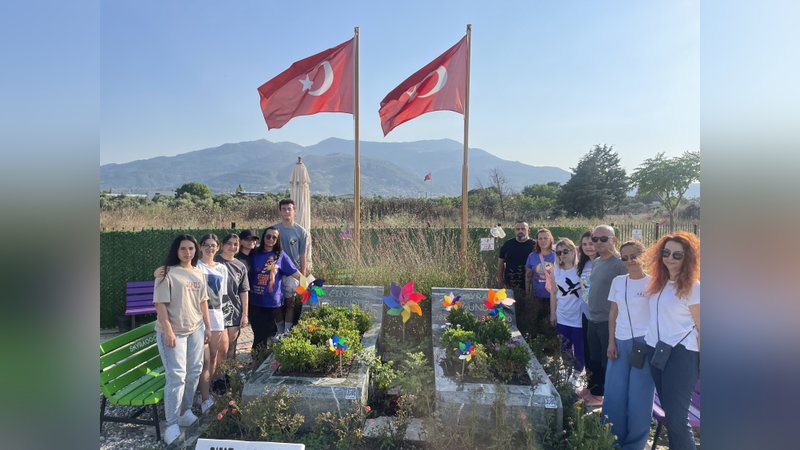 Depremde kaybettiği ikizleri için oyun parkı kurdu