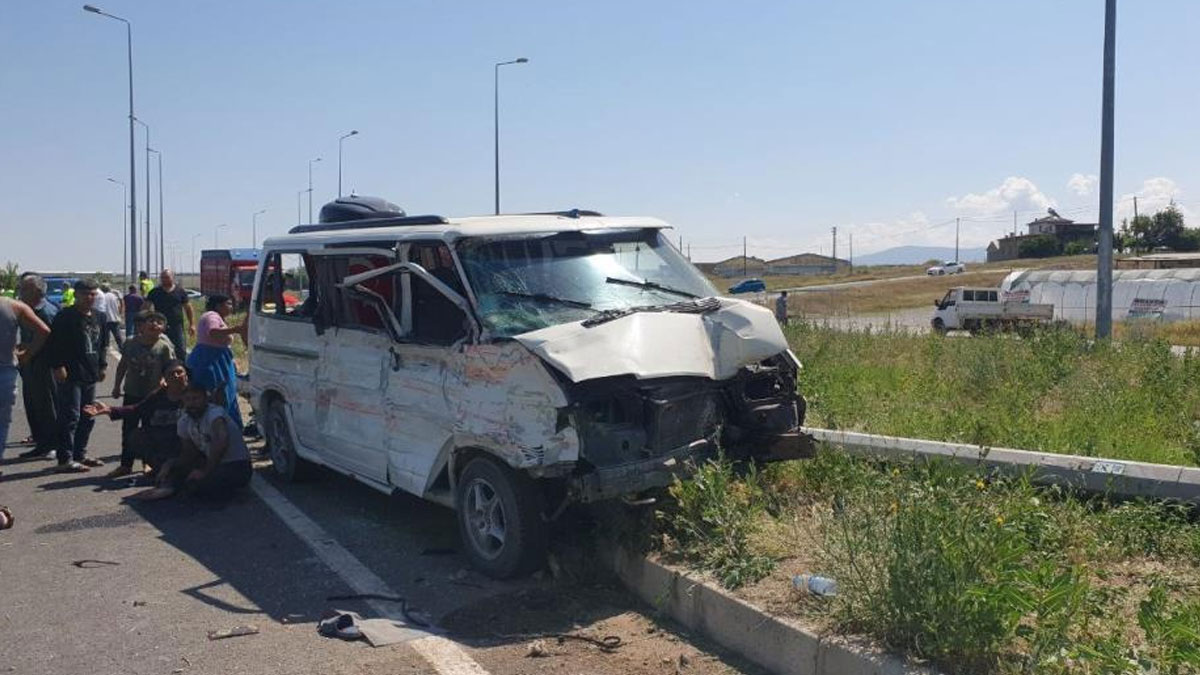 Kayseri-Sivas yolunda feci kaza: 1 ölü 14 yaralı