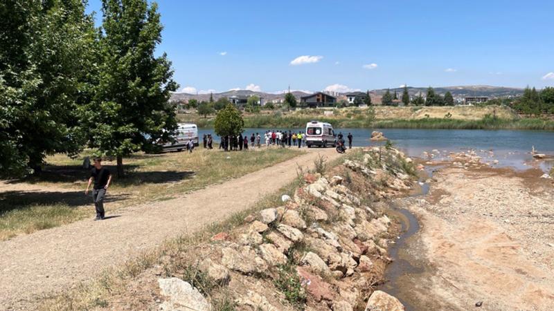 Topu kurtarmak için dereye giren 3 çocuk kayboldu