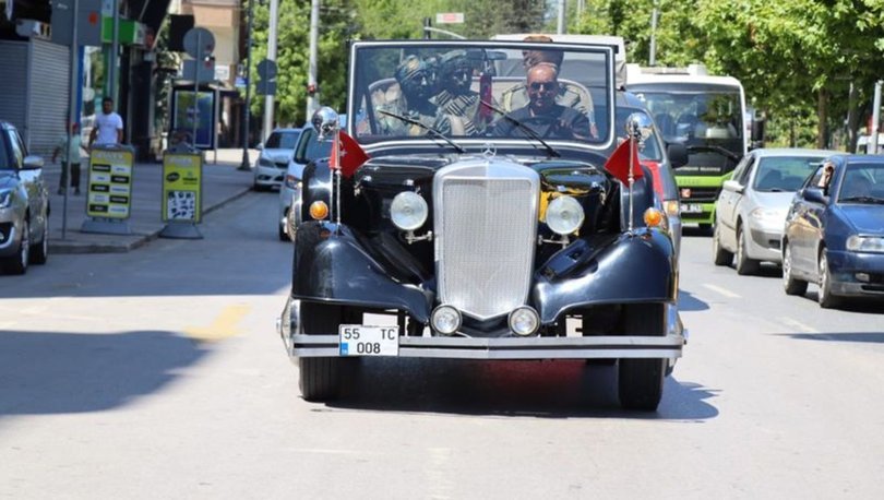 Atatürk'ün arabasının replikasını yaptı
