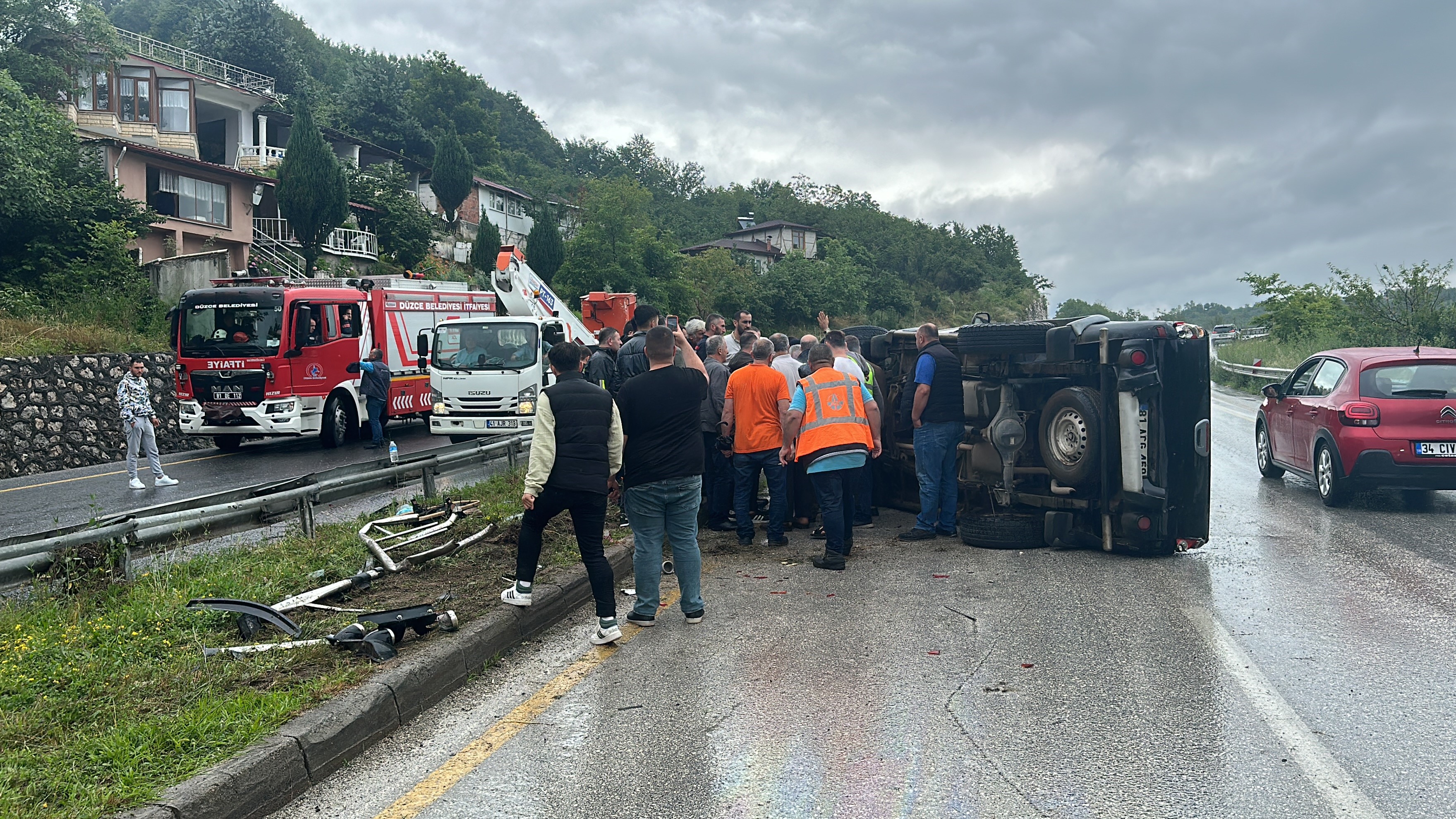 Düzce'de araç yan yattı