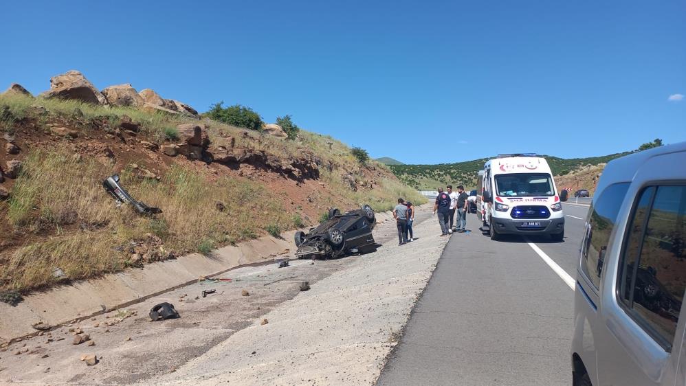 Elazığ’da otomobil ters döndü