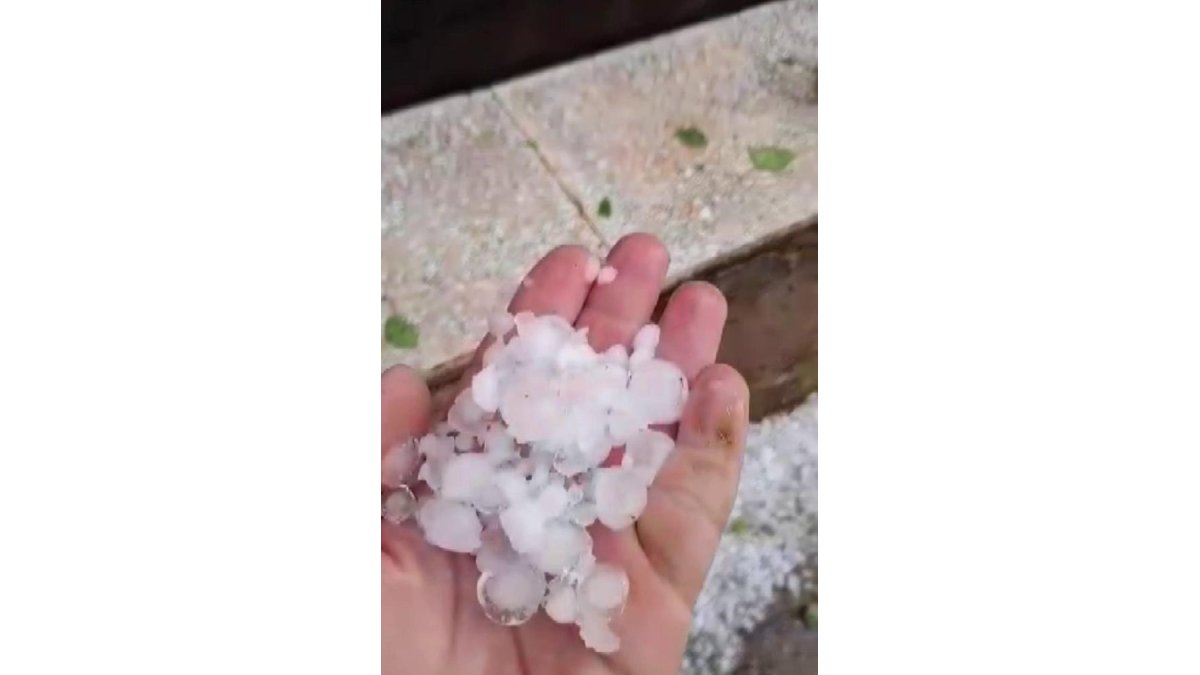 Misket büyüklüğünde dolu yağdı