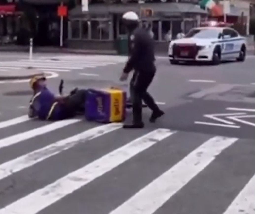 ABD'de polisin dur ikazına uymayan 'Getir' kuryesine müdahale edildi