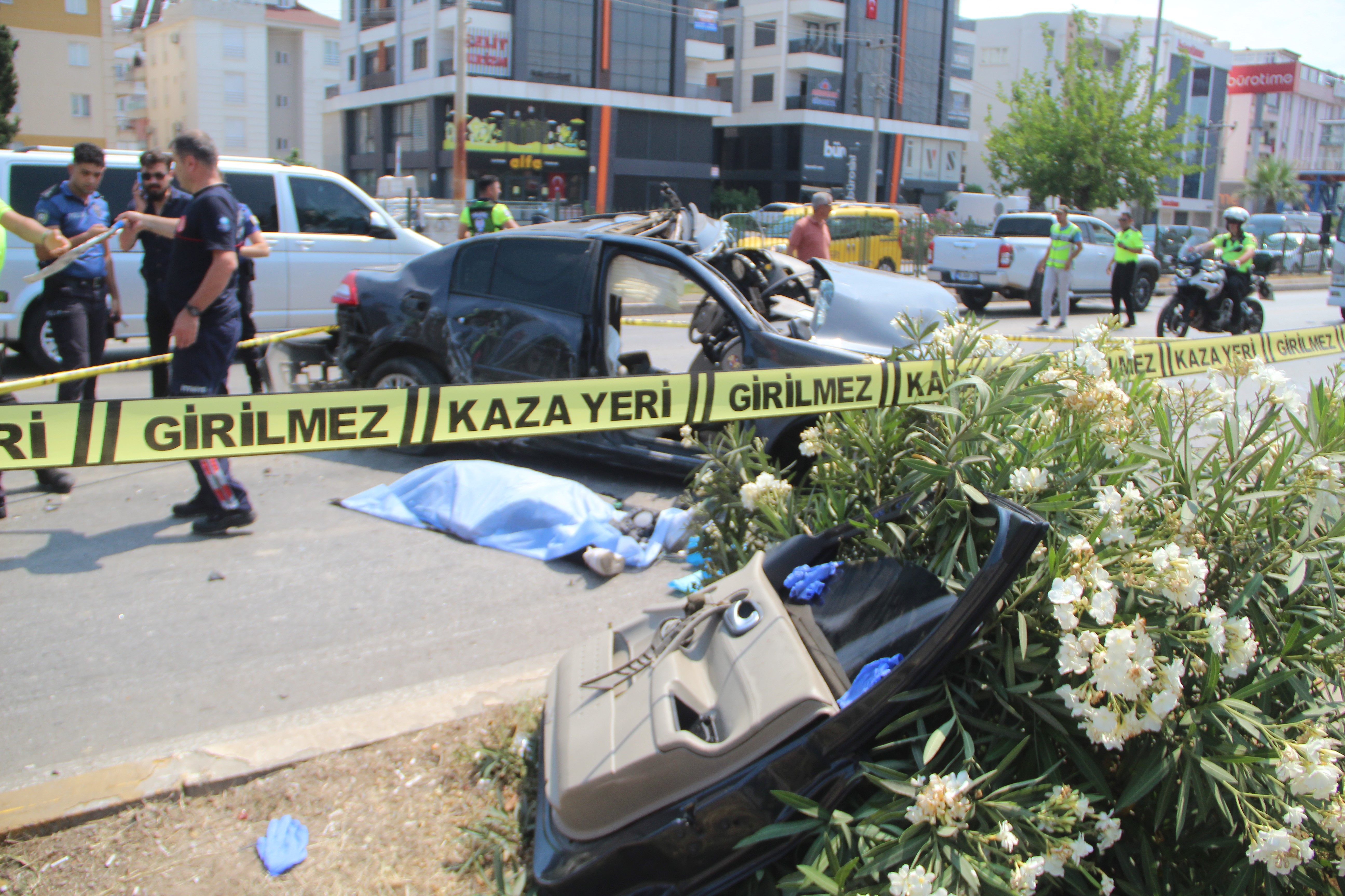 Antalya'da kontrolden çıkan otomobil dehşet saçtı