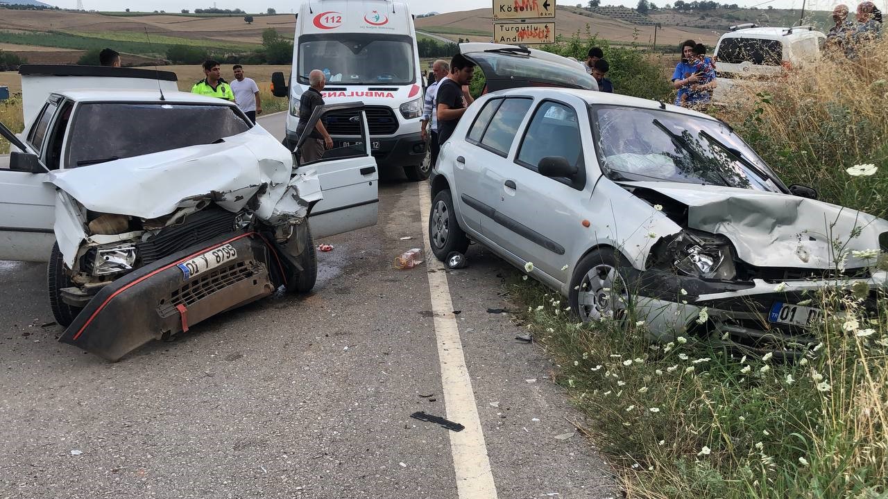 Feci kazada iki araç kafa kafaya çarpıştı