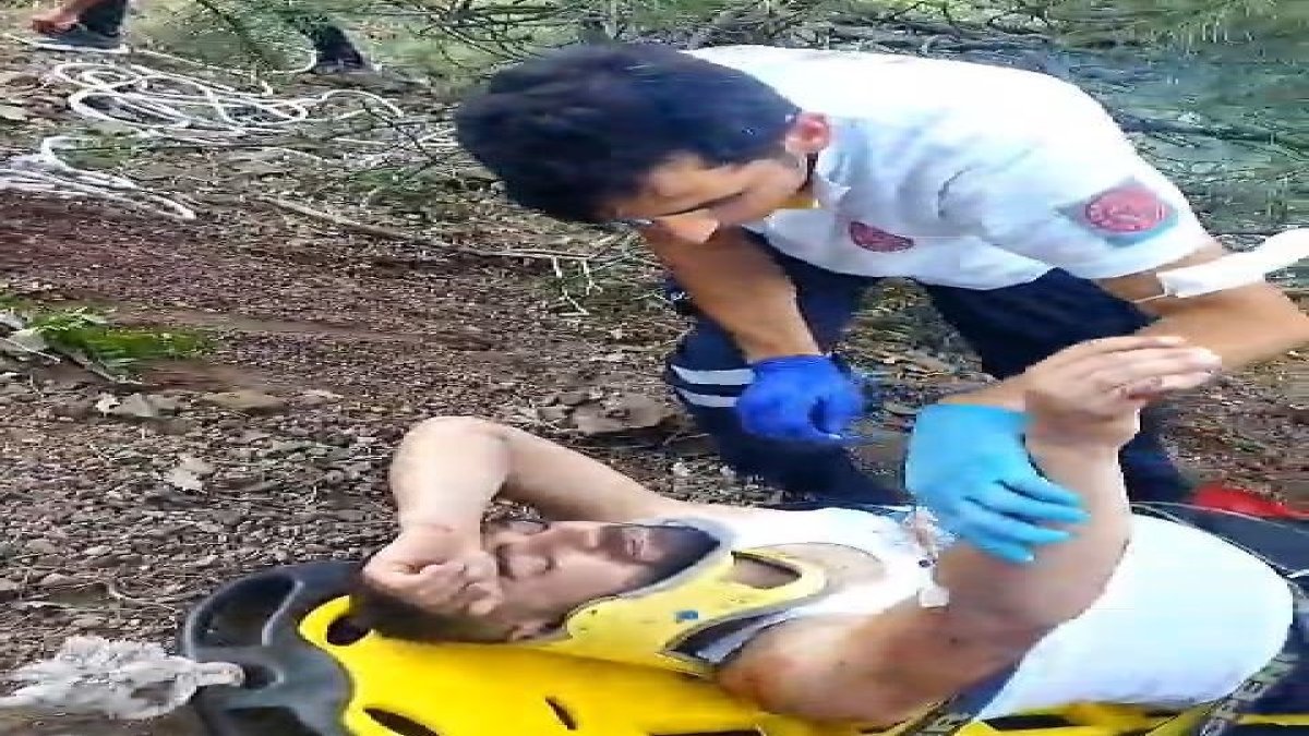 Yüzlerce metrelik uçurumdan düşmesine rağmen yaralı kurtuldu