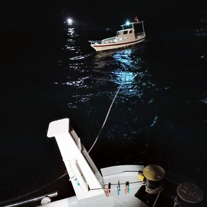 Arızalanan tekneyi Kıyı Emniyeti ekipleri kurtardı