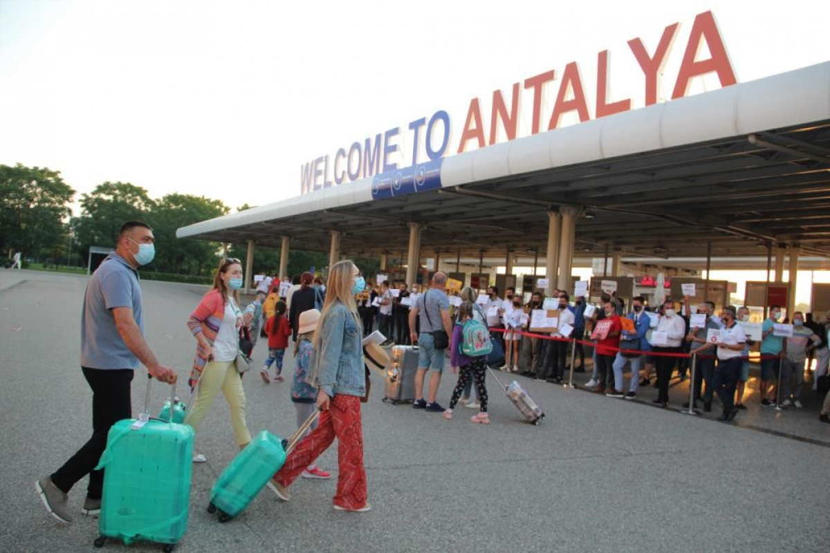 Tatilin tadını Antalya'ya akın eden yabancılar çıkardı