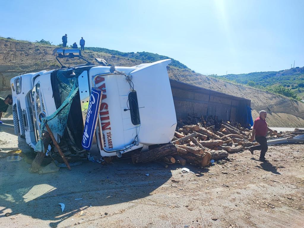 Devrilen tırın şoförü feci şekilde hayatını kaybetti