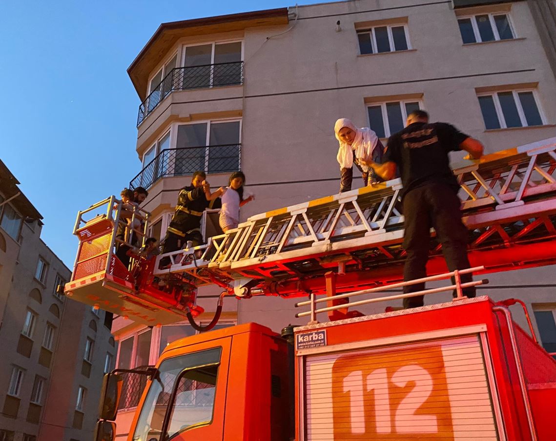 Hatay'daki yangında mahsur kalan 25 kişi kurtarıldı