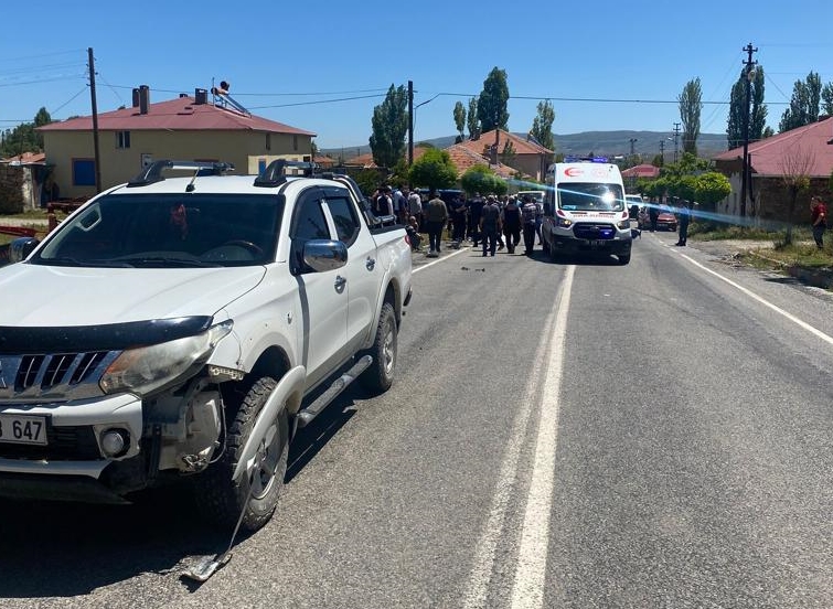 Sivas'ta pikap ile motosiklet çarpıştı: 2 ölü