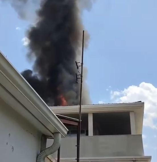 Ankara'da 5 katlı binada çatı yangını