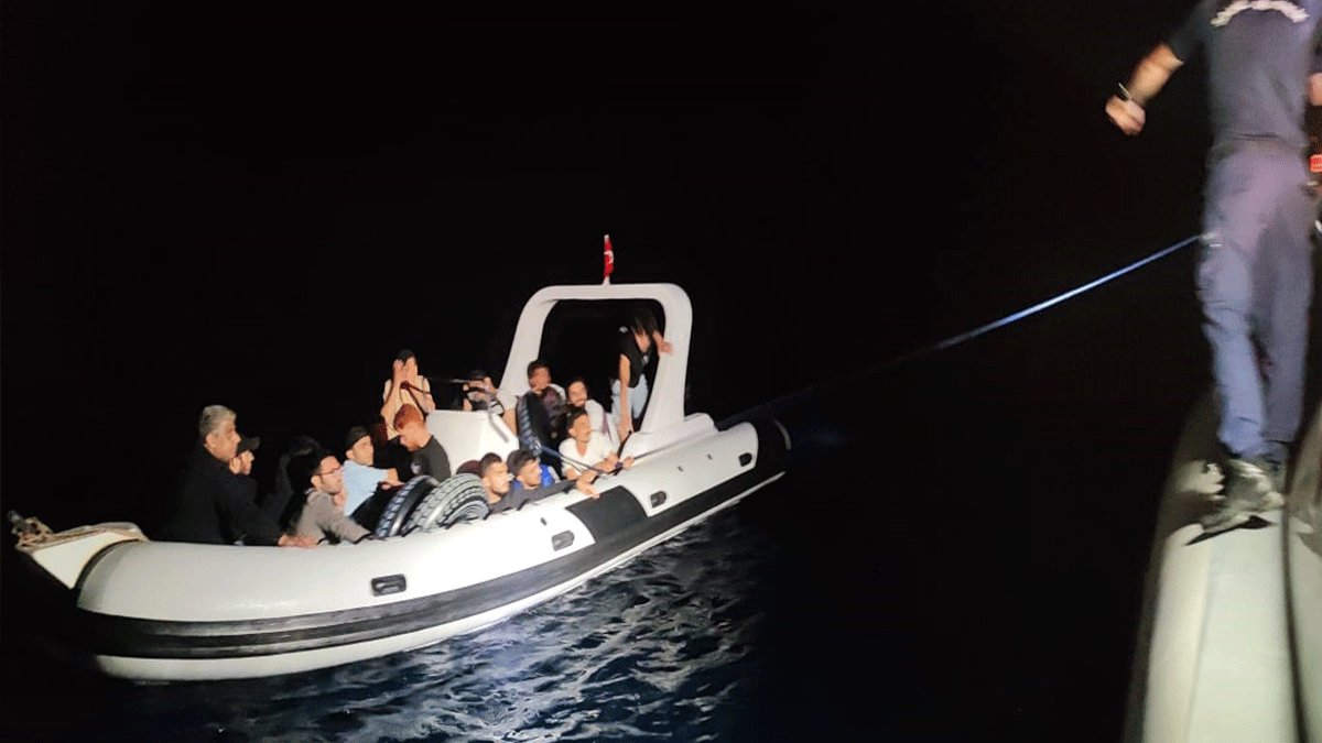 Lastik bot içerisinde göçmenler yakalandı