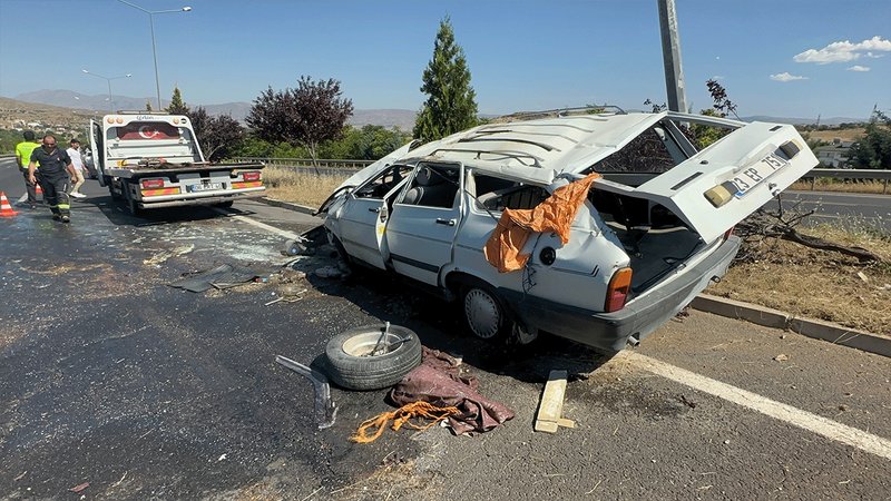 Takla atan araç kağıt gibi oldu